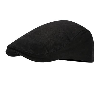 Black flat cap with ivy design, adjustable for a comfortable fit. A versatile cap for casual style and street fashion.