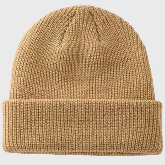 Beige knitted beanie – Classic, versatile style for winter, providing warmth and comfort in any outdoor setting.