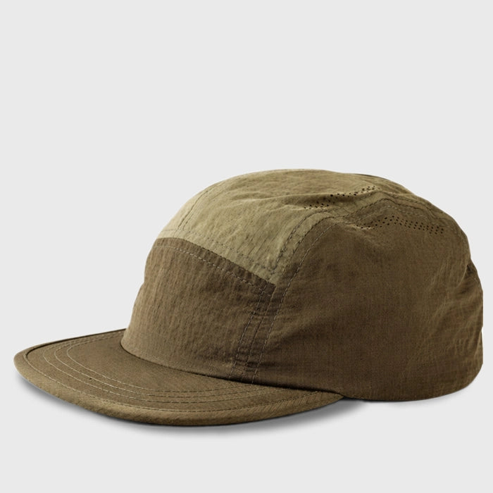 Outdoor sport hat with short brim, designed to provide UV protection and comfort during active use