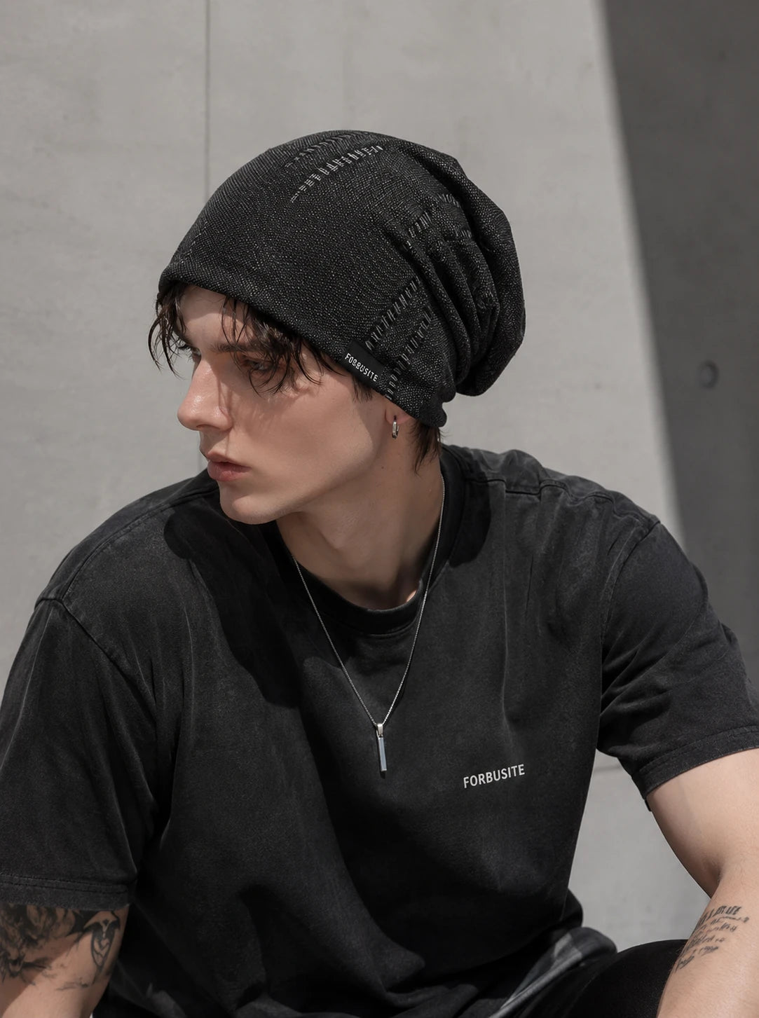 Urban style black slouch beanie for men paired with casual oversized t shirt in modern streetwear outfit